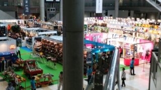 開場前に上から撮影した会場風景です。これは一部のブースですが、出店数の多さに圧倒されます。全体はこれの15倍ほどあります。